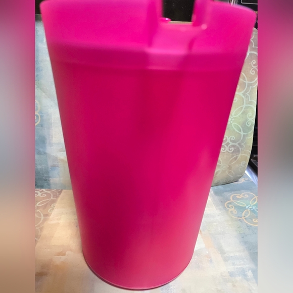 Tupperware Pink Pitcher with Lid 1 Gal - Picture 4 of 10